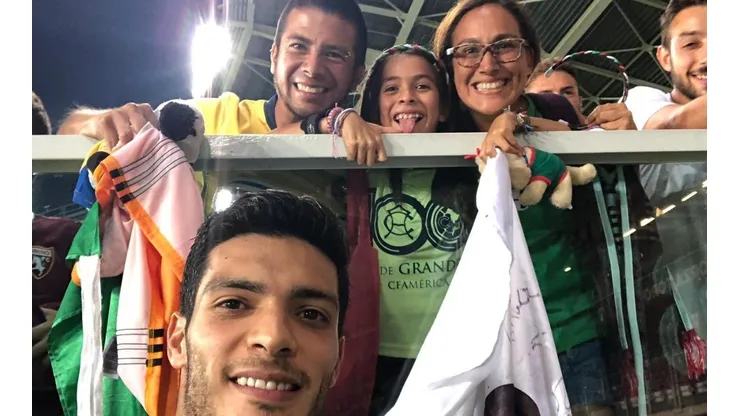 El gesto de Raúl Jiménez con una familia mexicana