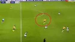 Raúl Jiménez arrancó en mitad de cancha, eludió a dos jugadores y puso el balón contra el palo