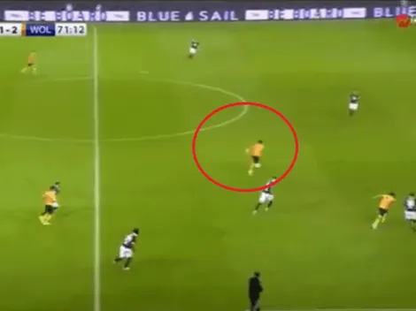 Raúl Jiménez arrancó en mitad de cancha, eludió a dos jugadores y puso el balón contra el palo