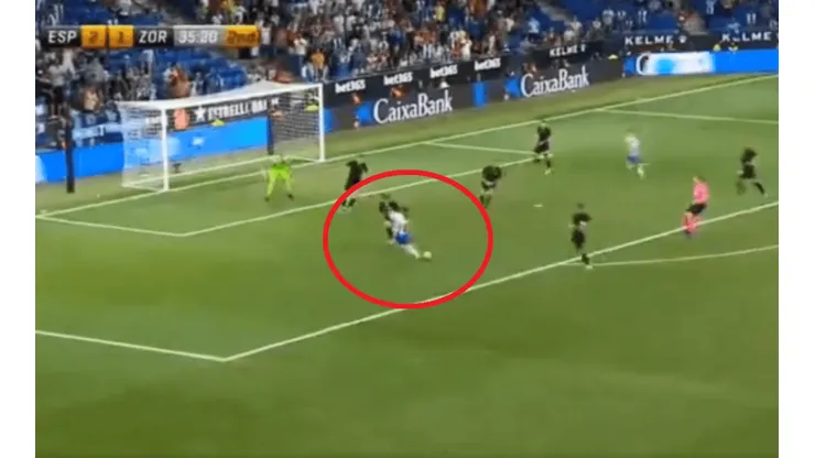 Monito enfermo: Vargas enganchó y clavó un golazo al ángulo por la Europa League