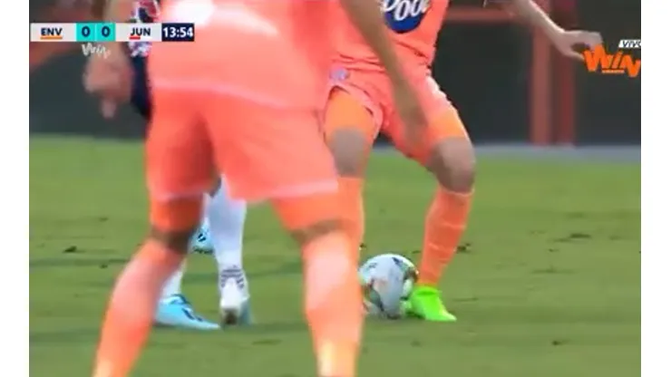 Así fue el caño de Teófilo Gutiérrez a un jugador del Envigado.