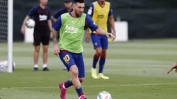 Les pinta la cara: Messi ya juega al fútbol y la rompe en los entrenamientos de Barcelona