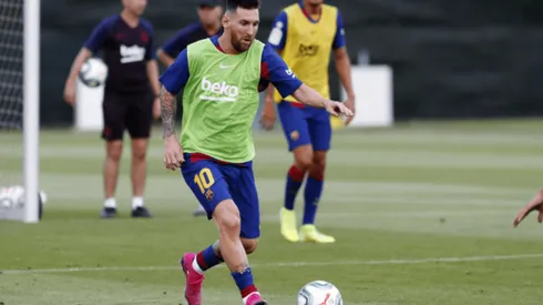 Les pinta la cara: Messi ya juega al fútbol y la rompe en los entrenamientos de Barcelona