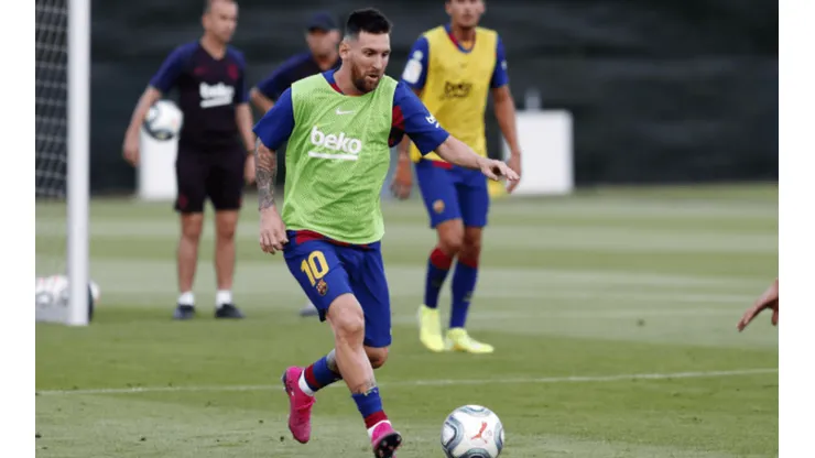 Les pinta la cara: Messi ya juega al fútbol y la rompe en los entrenamientos de Barcelona