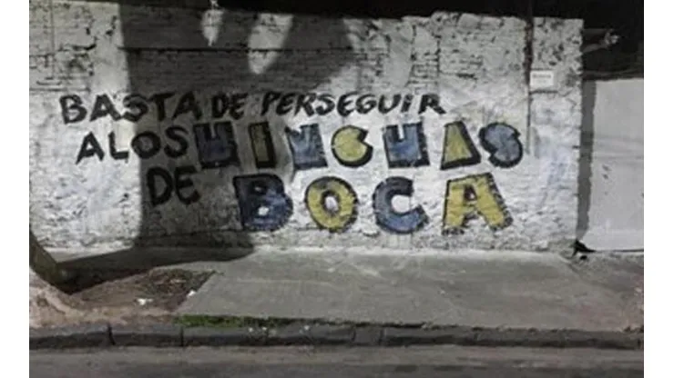 Luego de ganarle a Liga de Quito, la Bombonera amaneció con pintadas y pasacalles