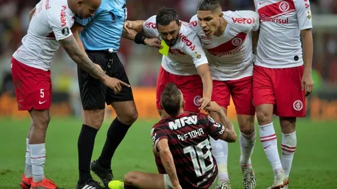 Guerrero fue amonestado por una fuerte falta contra Rafinha.