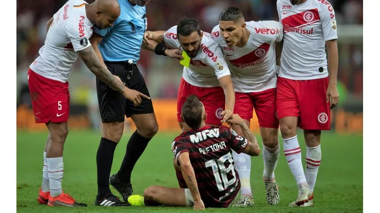 Guerrero fue amonestado por una fuerte falta contra Rafinha.