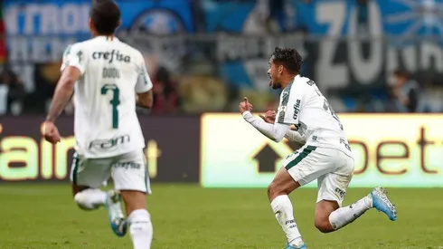 La celebración de Gustavo Scarpa tras su golazo.