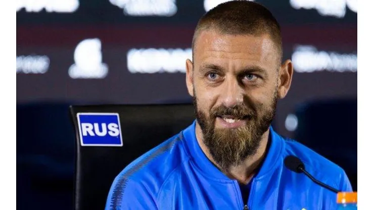 Un hincha de Boca quiso saludar a De Rossi, pero lo sacaron a los empujones