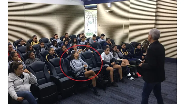 Fueron el presidente y el portero de Pumas a motivarlas... ¡Y una jugadora se durmió en primera fila!