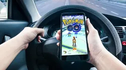 Detienen a un conductor por estar jugando Pokémon GO ¡con 8 móviles a la vez!
