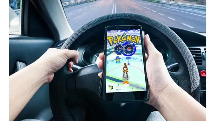 Detienen a un conductor por estar jugando Pokémon GO ¡con 8 móviles a la vez!