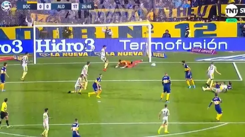 Alonso hizo estallar el travesaño, Izquierdoz agarró el rebote y casi llega el primero de Boca