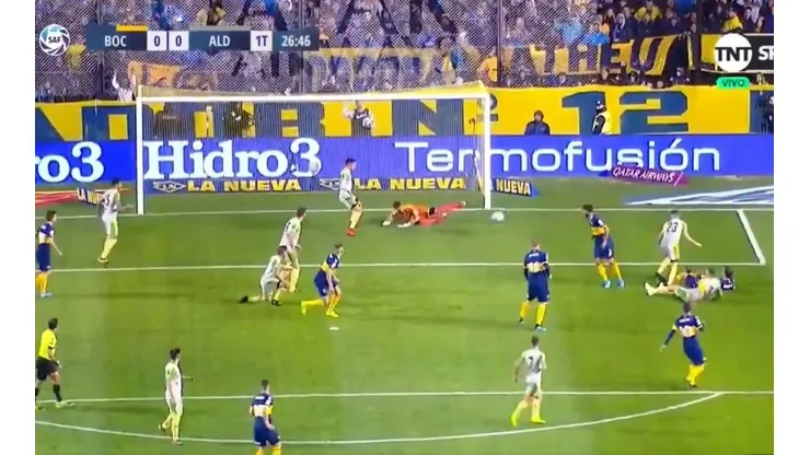 Alonso hizo estallar el travesaño, Izquierdoz agarró el rebote y casi llega el primero de Boca