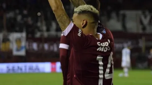 El festejo de gol de Lucas Vera.