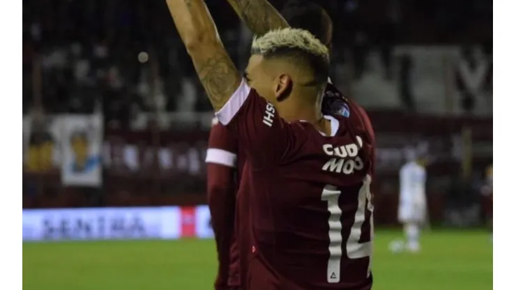 El festejo de gol de Lucas Vera.