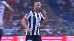 Casi gol, amarilla y golpes: así fue el debut de Janssen en Rayados