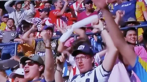 ¡Un fan de Rayados vio el partido al lado de uno de Tigres!