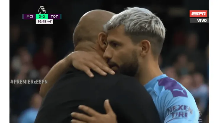 Ahora así: Guardiola y Agüero terminaron abrazados y hablándose al oído
