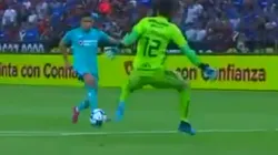 Orbelín aprovechó la salida apresurada de Vargas y adelantó a Cruz Azul ante Atlas