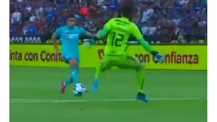 Orbelín aprovechó la salida apresurada de Vargas y adelantó a Cruz Azul ante Atlas