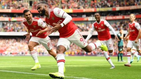 Foto de los jugadores de Arsenal gritando el gol.