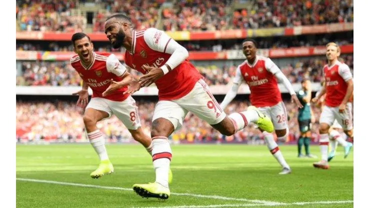 Foto de los jugadores de Arsenal gritando el gol.