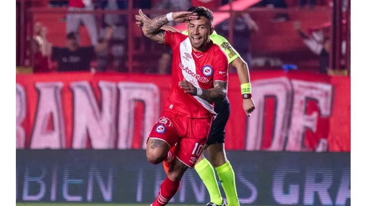 Damián Batallini festeja su tanto.