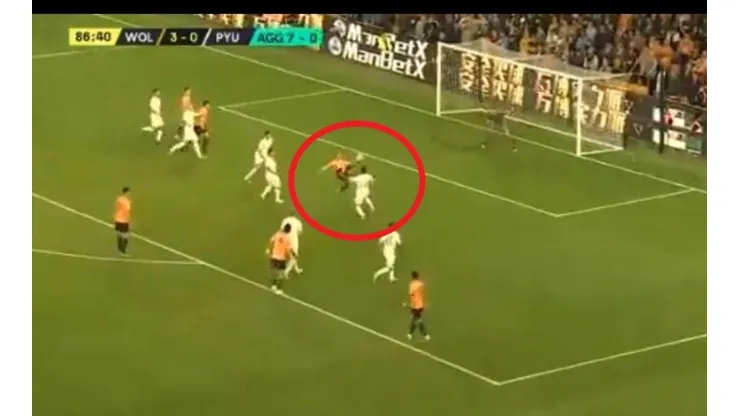 Magia de Raúl Jiménez para un golazo de Wolverhampton