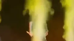 Video: ¡a Farruko se le voló el peluquín en medio del recital!