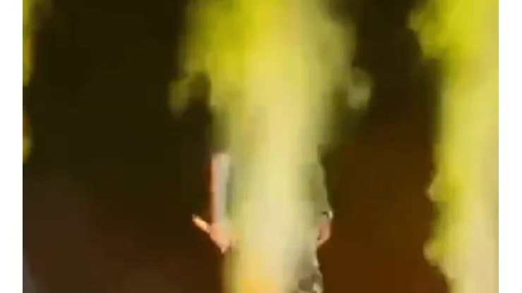 Video: ¡a Farruko se le voló el peluquín en medio del recital!