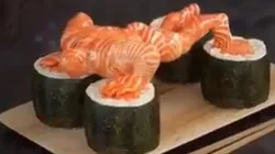 Video viral: sushi diabólico cobró vida y se puso a hacer flexiones de brazos