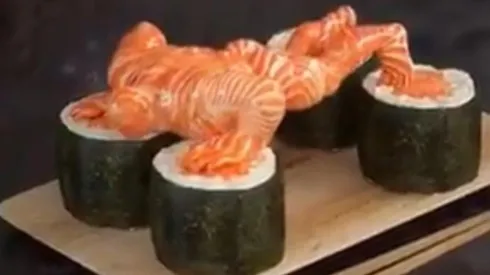 Video viral: sushi diabólico cobró vida y se puso a hacer flexiones de brazos