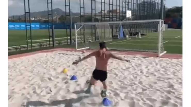 "Buena Leo, monstruo": el video de Messi pateando en la arena que entusiasma al Barcelona