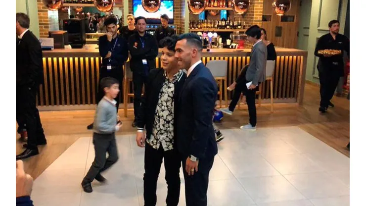 Tevez y el actor que lo personifica en la serie. (Foto: Tato Aguilera)