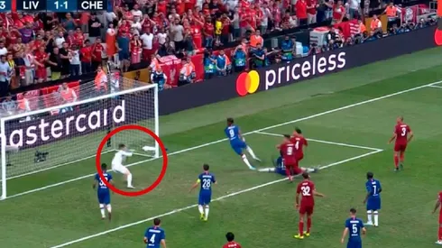 Desde el suelo, Kepa metió una mano infernal y evitó que Liverpool diera vuelta el partido