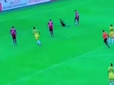 ¡Una locura! El golazo de un colombiano que ponen a la altura de los de Maradona y Messi