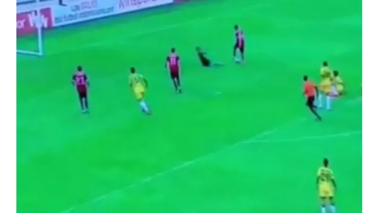 ¡Una locura! El golazo de un colombiano que ponen a la altura de los de Maradona y Messi