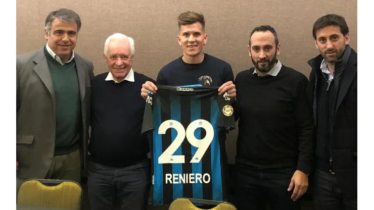 Nicolás Reniero, tras firmar su contrato.