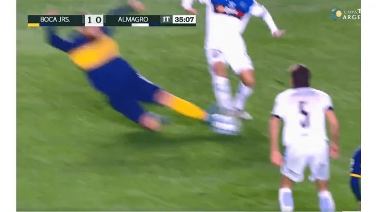 Poesía para el hincha de Boca: la fuerte patada por la que lo amonestaron a De Rossi
