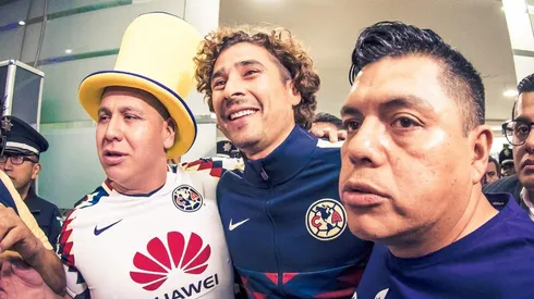 ¡Descontrol! Ochoa volvió locos a los aficionados