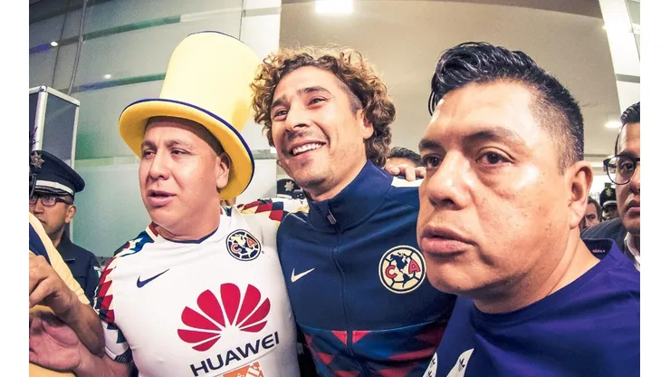¡Descontrol! Ochoa volvió locos a los aficionados