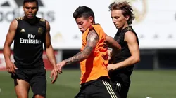 ¡Y el Zidane ni lo mira! Golazo de James, a tres dedos, en el entrenamiento del Real Madrid