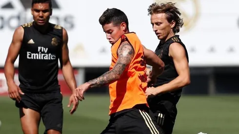 ¡Y el Zidane ni lo mira! Golazo de James, a tres dedos, en el entrenamiento del Real Madrid