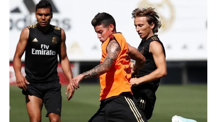 ¡Y el Zidane ni lo mira! Golazo de James, a tres dedos, en el entrenamiento del Real Madrid