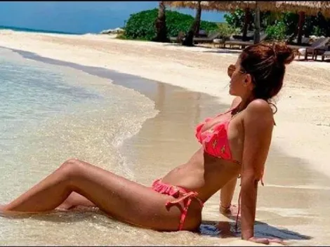 Antonela Roccuzzo se acostó en el borde de la pileta, posó para la foto y tiró que "extraña Ibiza"