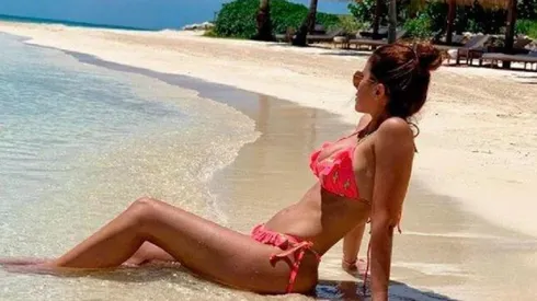 Antonela Roccuzzo se acostó en el borde de la pileta, posó para la foto y tiró que "extraña Ibiza"