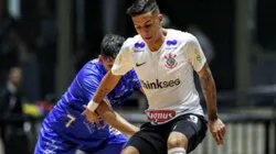 Douglas Nunes en un partido de Corinthians.