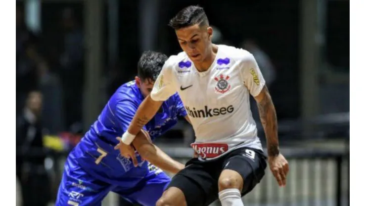Douglas Nunes en un partido de Corinthians.