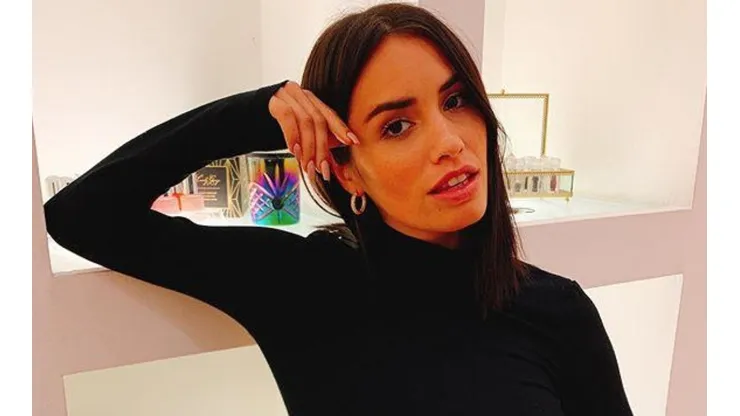 Lali Esposito se subió encima de su novio y metió video matándose a besos